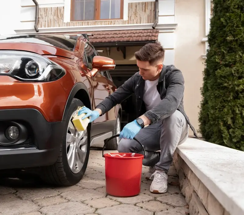 Lavage auto à domicile La Balme-les-Grottes : professionnel intervenant sur un véhicule